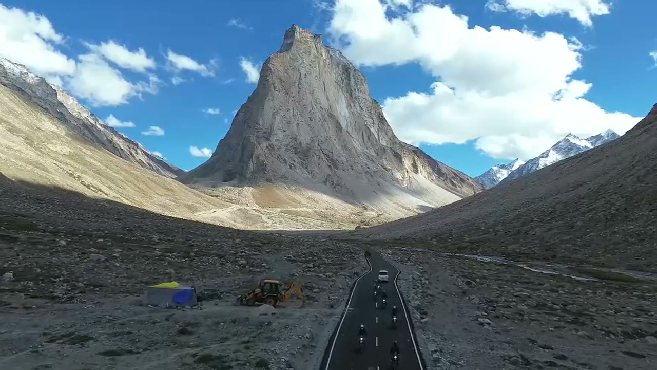 Dokumentasi pegunungan dari perjalanan lama IndoRide; bukan rekaman April 2027.