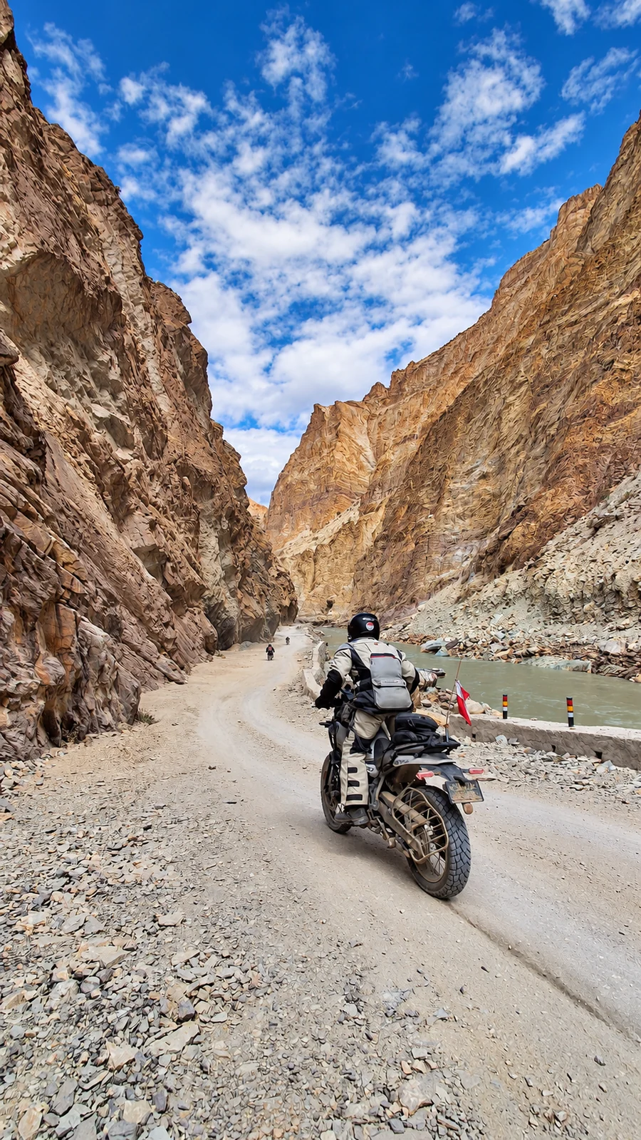 Motor di jalur canyon dari folder Zanskar